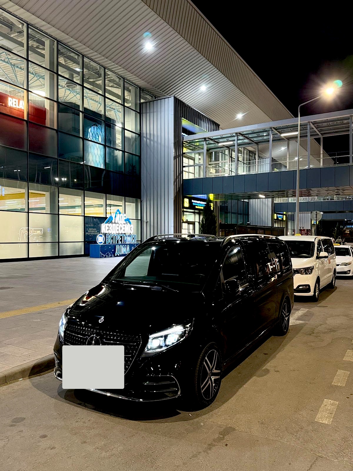 Заказать такси.  Vip и бизнес такси в Алматы. VIP такси Алматы. Заказ Vip и бизнес такси в Алматы